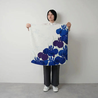 風呂敷 70cm｜かきつばた柄 / ライトグレー｜光悦ちりめん友禅シリーズ｜ポリエステル｜むす美 むす美