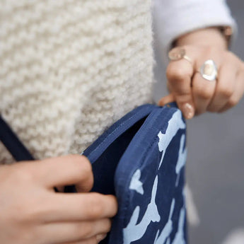 和紙 スマホポーチ | mina perhonen | run run run ダークブルー | 軽量 クロスボディバッグ | SIWA SIWA