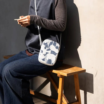 和紙 スマホポシェット | mina perhonen | life puzzle グレー | 軽量 クロスボディバッグ | SIWA SIWA