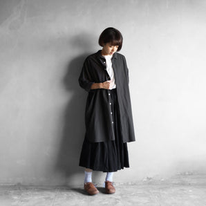 【シャツ】やわらかコットンロングシャツ ダークグレー ホワイト フリーサイズ HUIS.