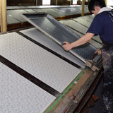 型を置いて和紙を染める丸山染工の職人