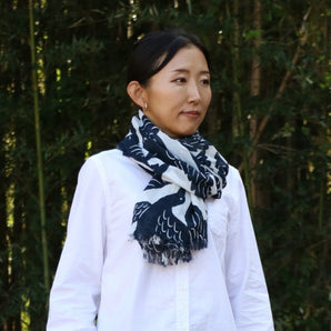 【薄手ストール】カラスの群れ 青黛 よつめ染布舎